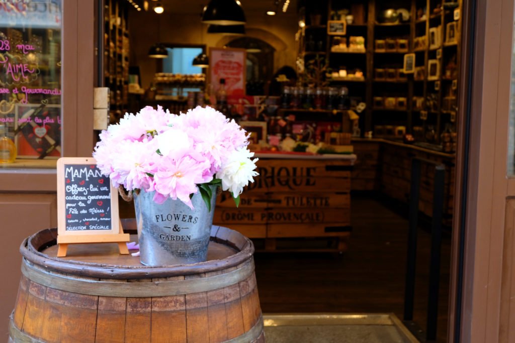 Gros plan façade Le comptoir de Mathilde Grenoble