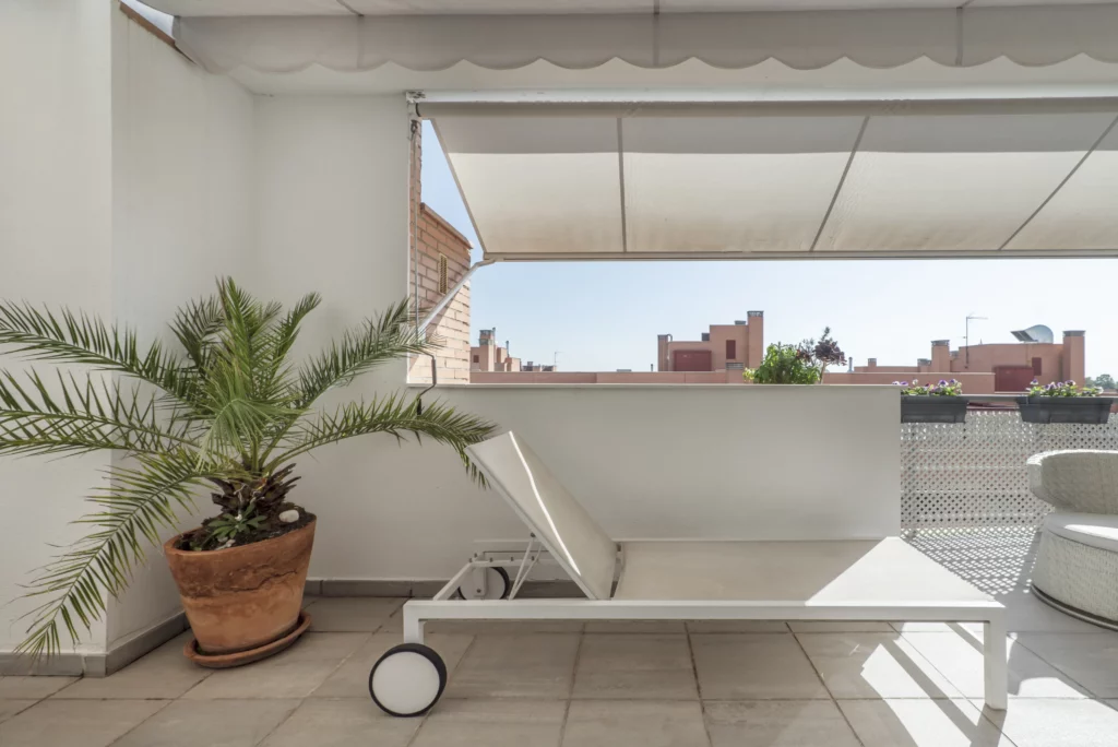 Store banne ou pergola, lequel choisir ?